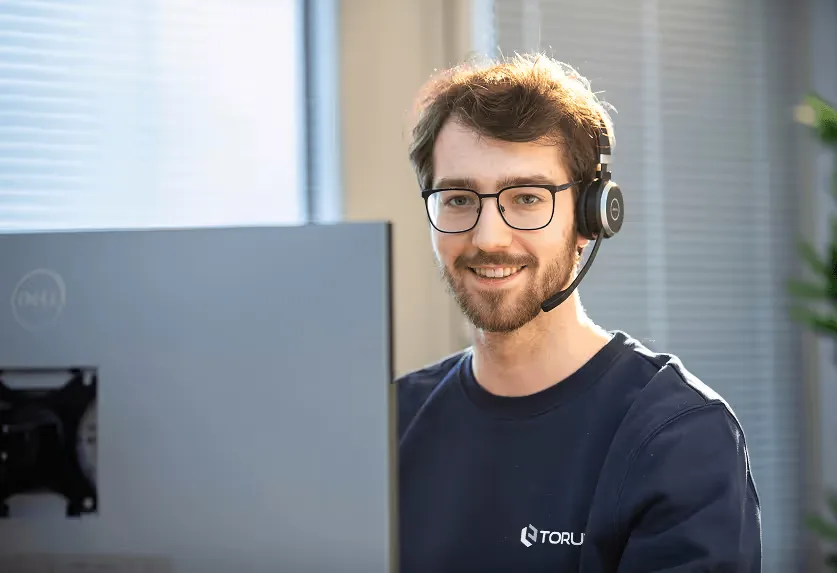 TORUTEC Berater mit Headset im Telefonat